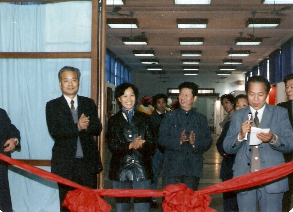 web5、 1987年2月工藝美術(shù)學(xué)校第一屆畢業(yè)典禮。省二輕總經(jīng)理葉榮寶、浙江美院院長肖峰與我司總經(jīng)理汪潔參加剪彩典禮.jpg